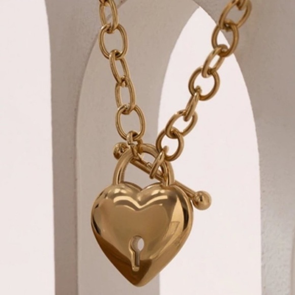 🎉hp🎉 NEW 18k Gold Plated Heart Lock Chain Link Toggle Necklace - Picture 2 of 8